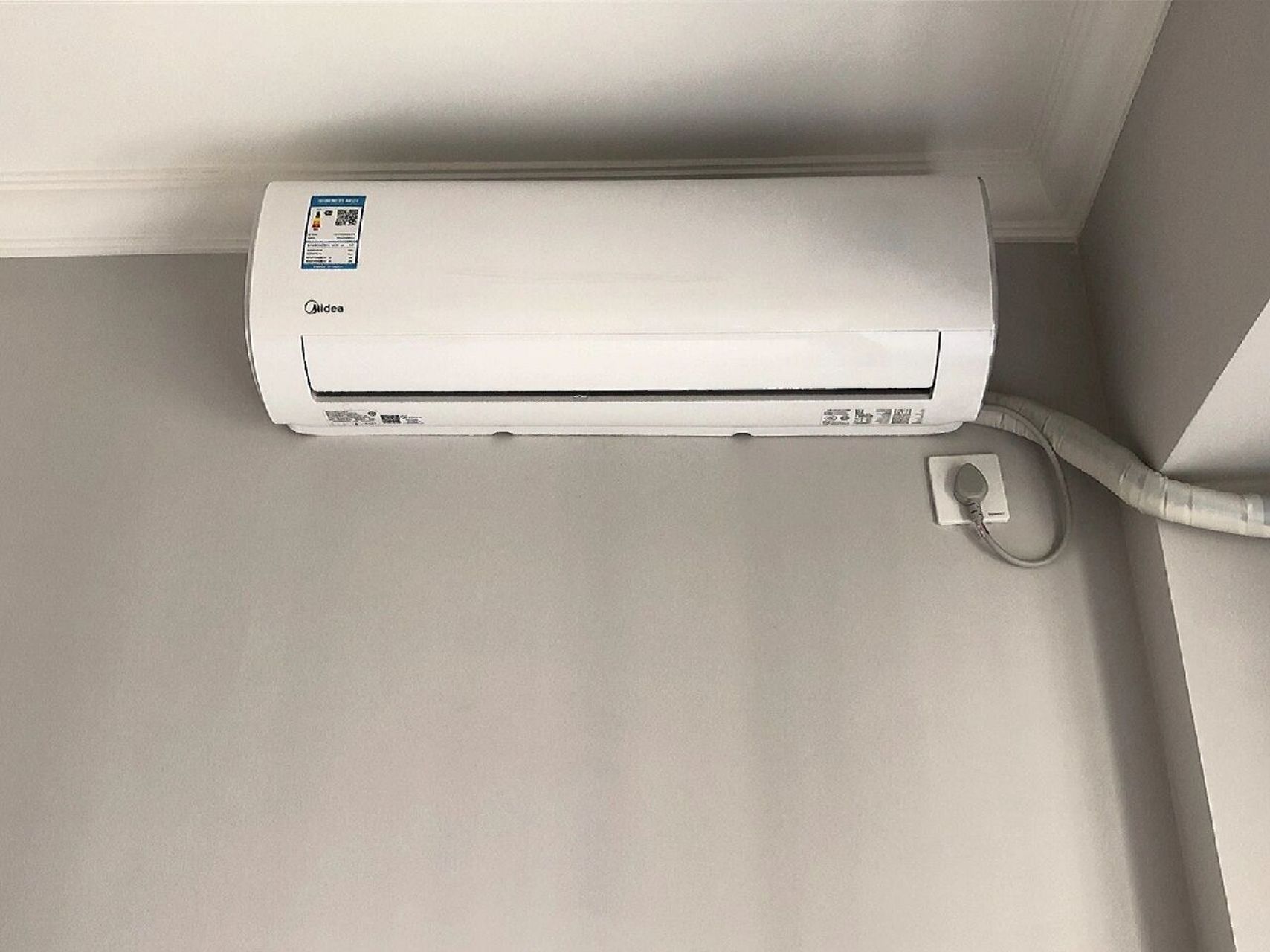 空调运行速度很快,静音效果也很好.外机噪音也不是很大,不会影响睡觉.