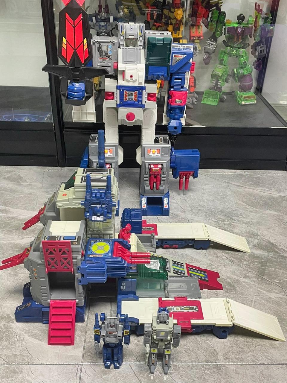 变形金刚g1巨无霸福特,后面的是1986年美版澳产,演示的是tfe日版复刻