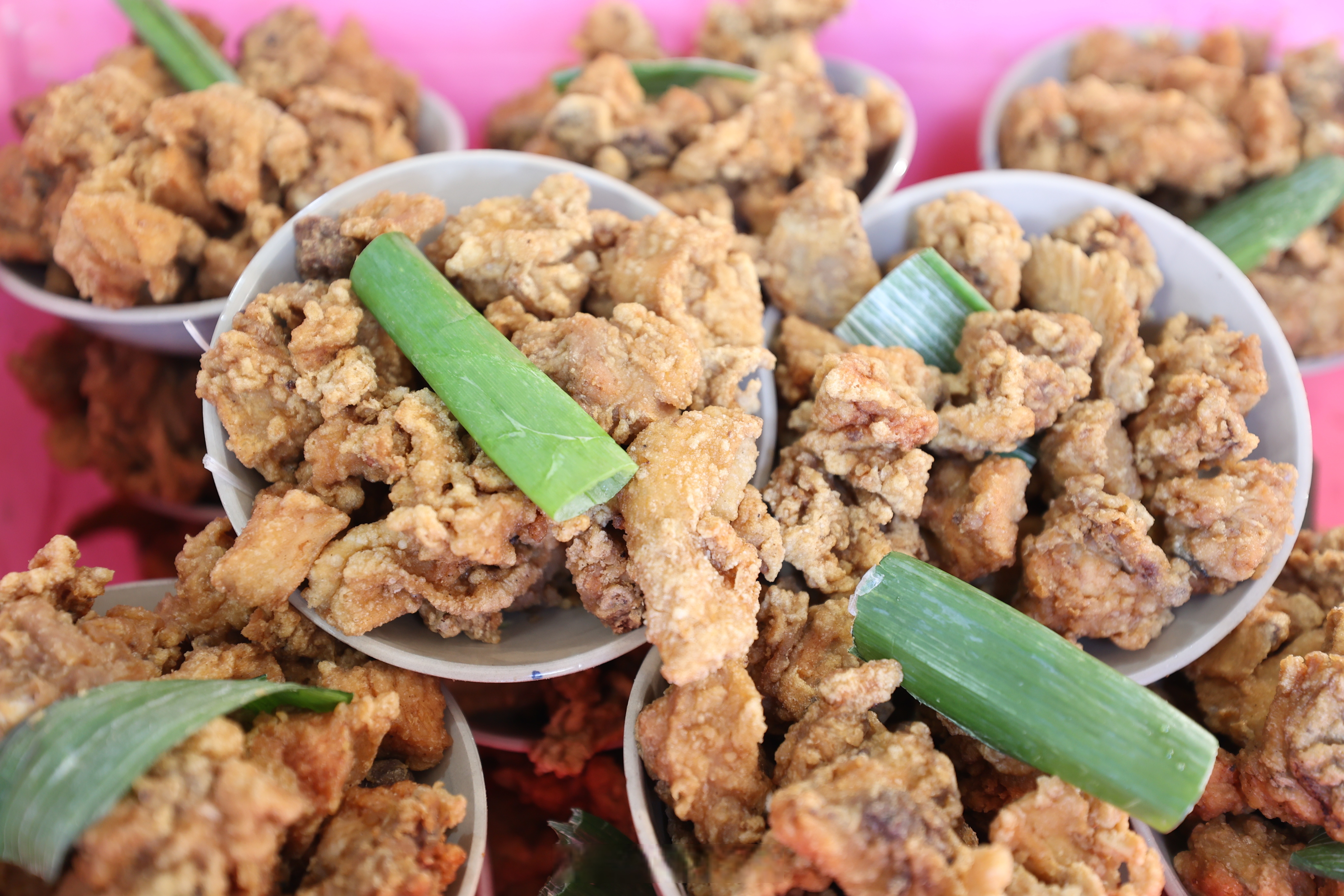 春节临近,节前市场的气氛渐渐火热起来,扣碗,小笼包等订单赶制忙,年夜