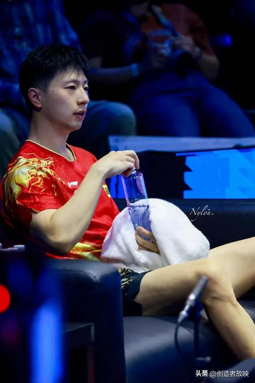 马龙喝水图,凑了八张,最后一张是他最近在训练的时候,希望他在成都世