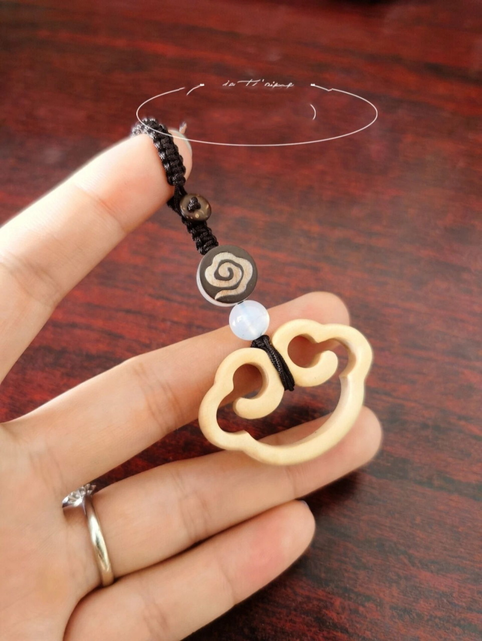 桃木雕刻的如意不仅寓意完事如意,并且有辟邪效果,用丝线编织成挂件