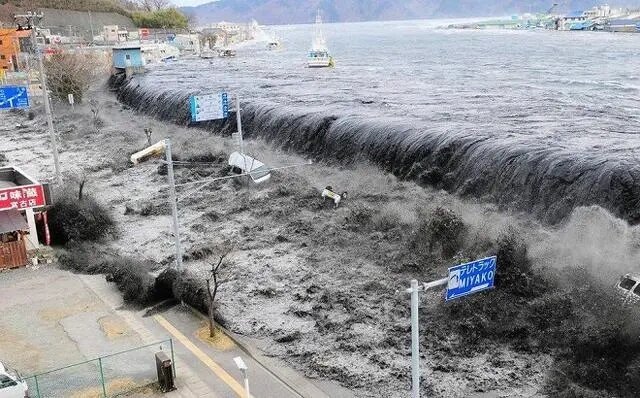 日本大地震海啸图片