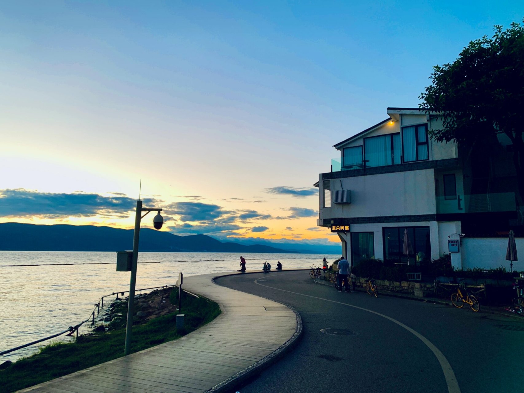 大理磻溪村s弯,吸纳财运,万丈光芒洒洱海 清晨的磻溪村s湾,犹如一幅