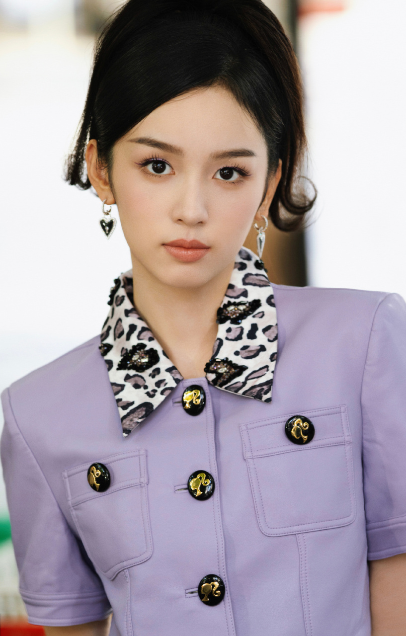 周也短发紫色穿搭甜美写真组图