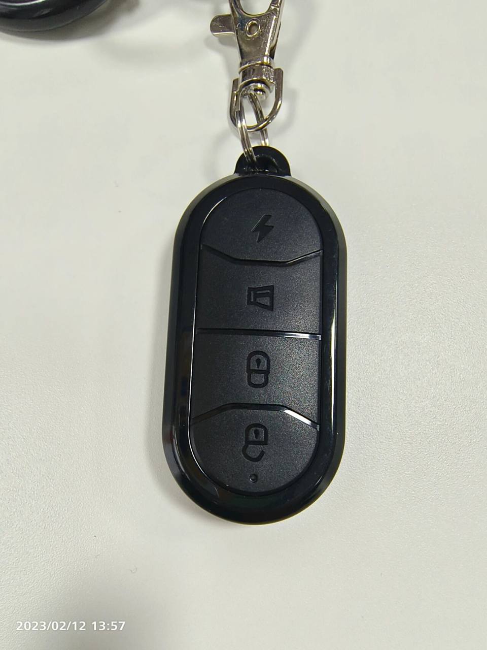 台铃电动车这个遥控钥匙怎么锁车啊 现在车子显示p跟电量,车灯也开着