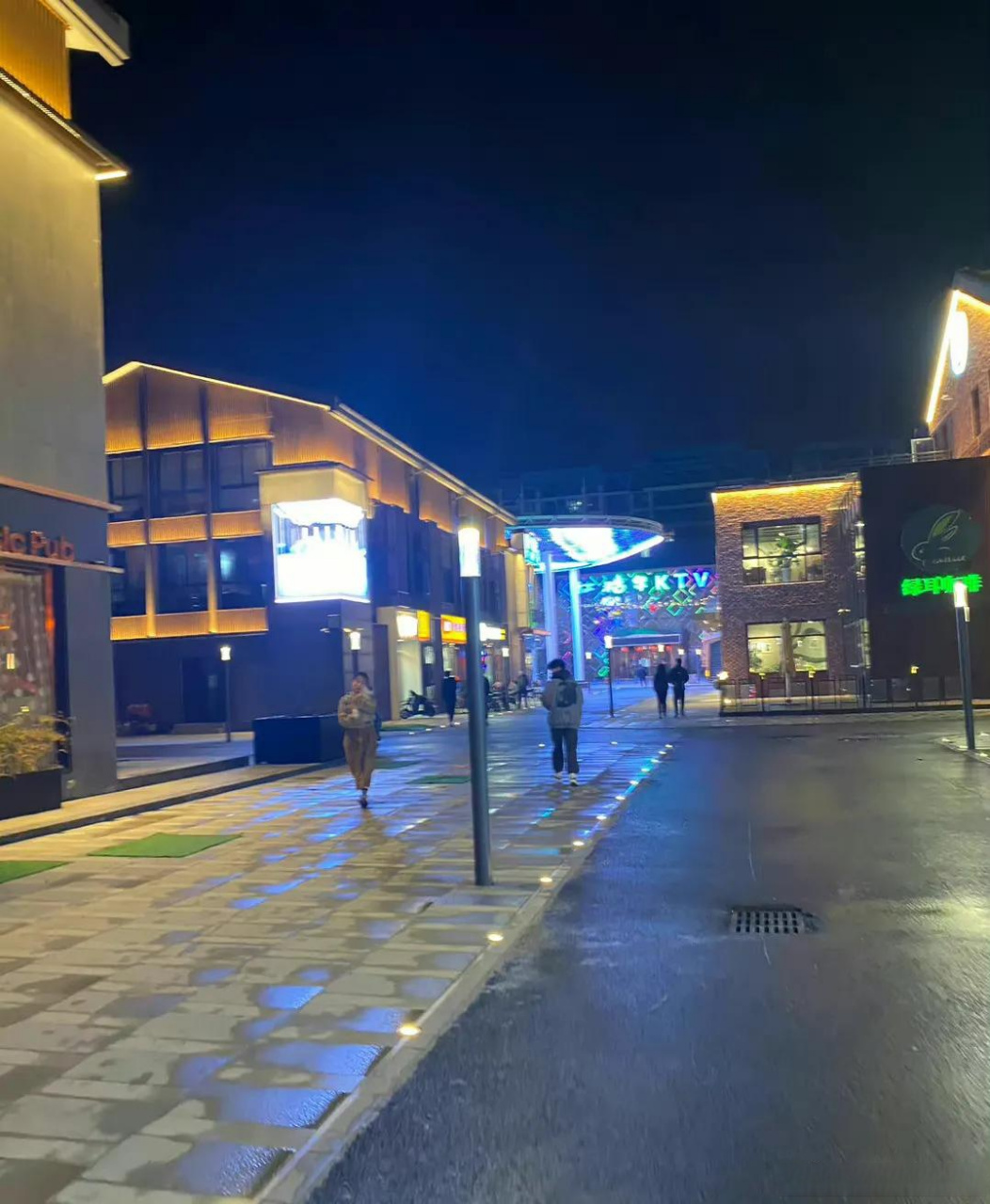 路过淄博张店的尚美第三城,这个地方的夜景太漂亮了,重修之后的尚美第