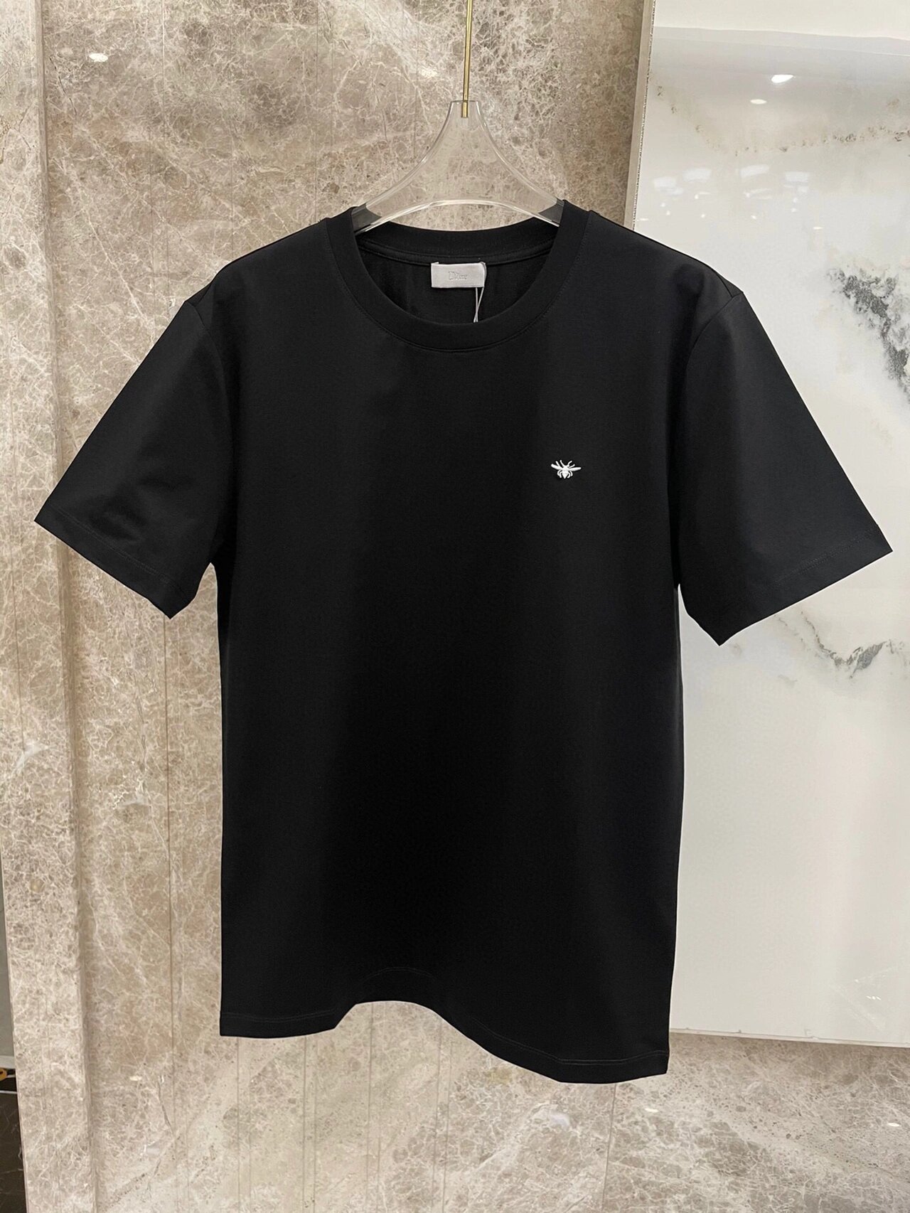 dior经典图标胸口小蜜蜂刺绣小标短袖t恤,简约时尚单品,采用丝光棉质