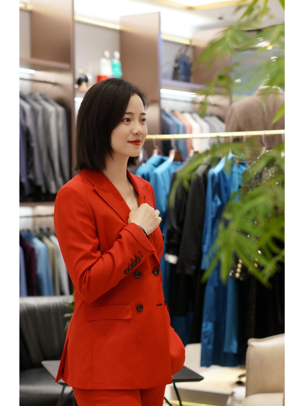 女士红色西装:时尚与力量的完美结合