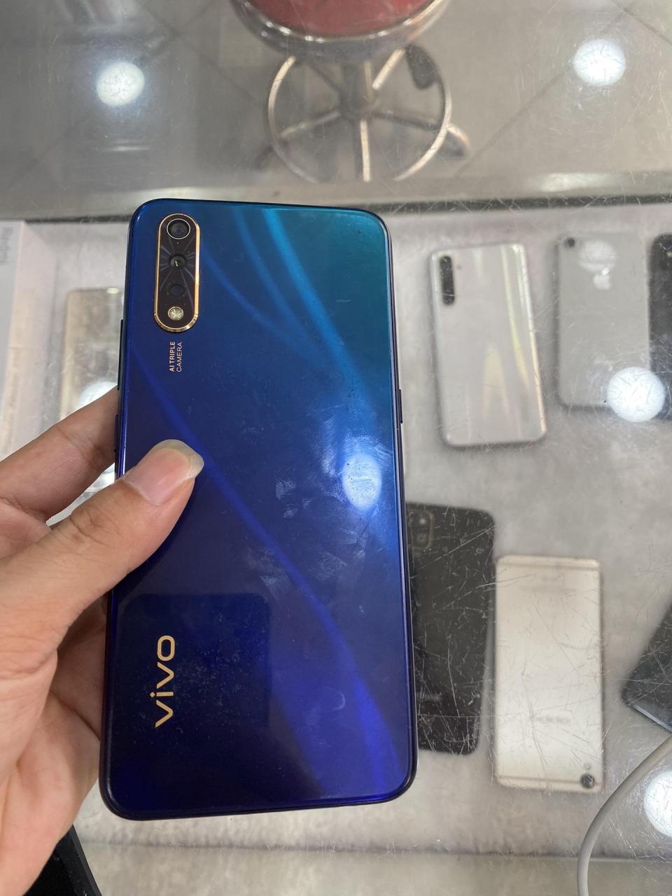 vivo  y7s   6 128  成色8.