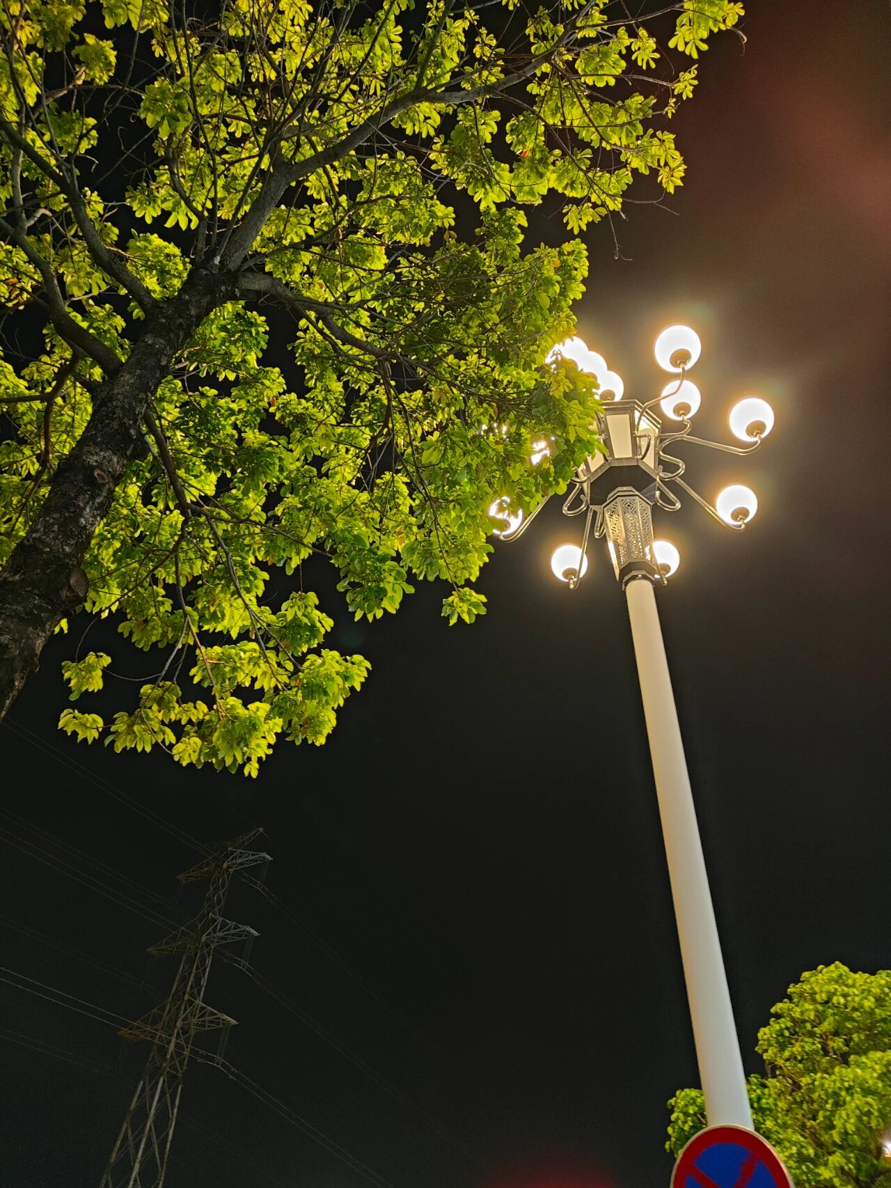 城市街道路灯夜景