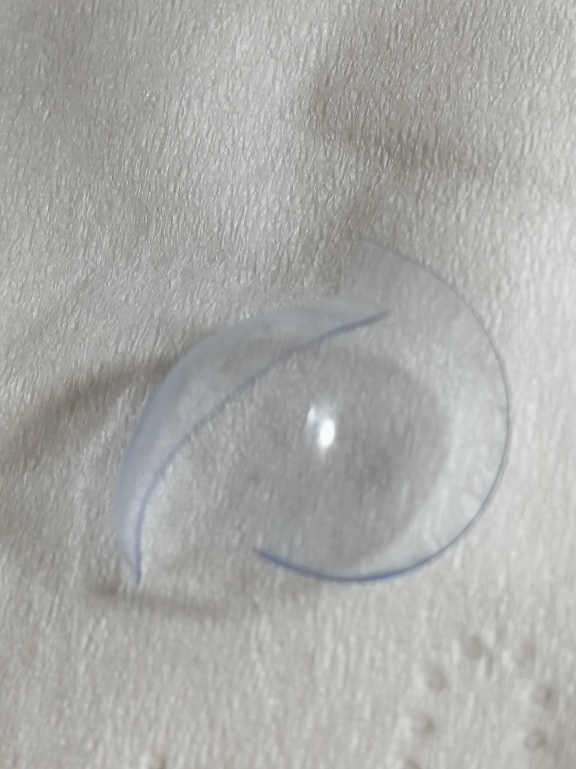 经过两小时的尝试,终于 隐形眼镜碎了