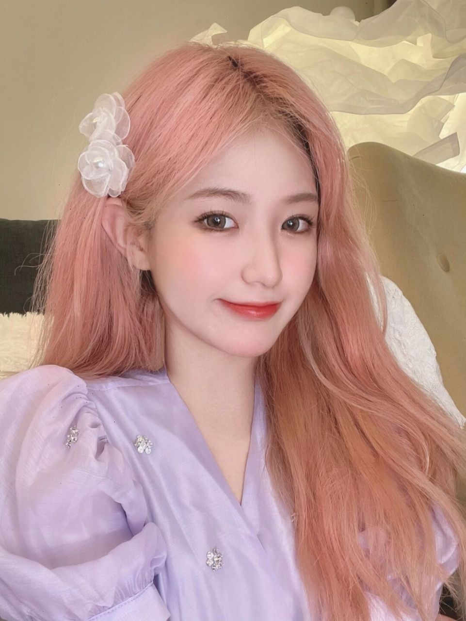 粉色真的是我今年最喜欢的发色 但这种漂色的也是最容易掉色的… 想