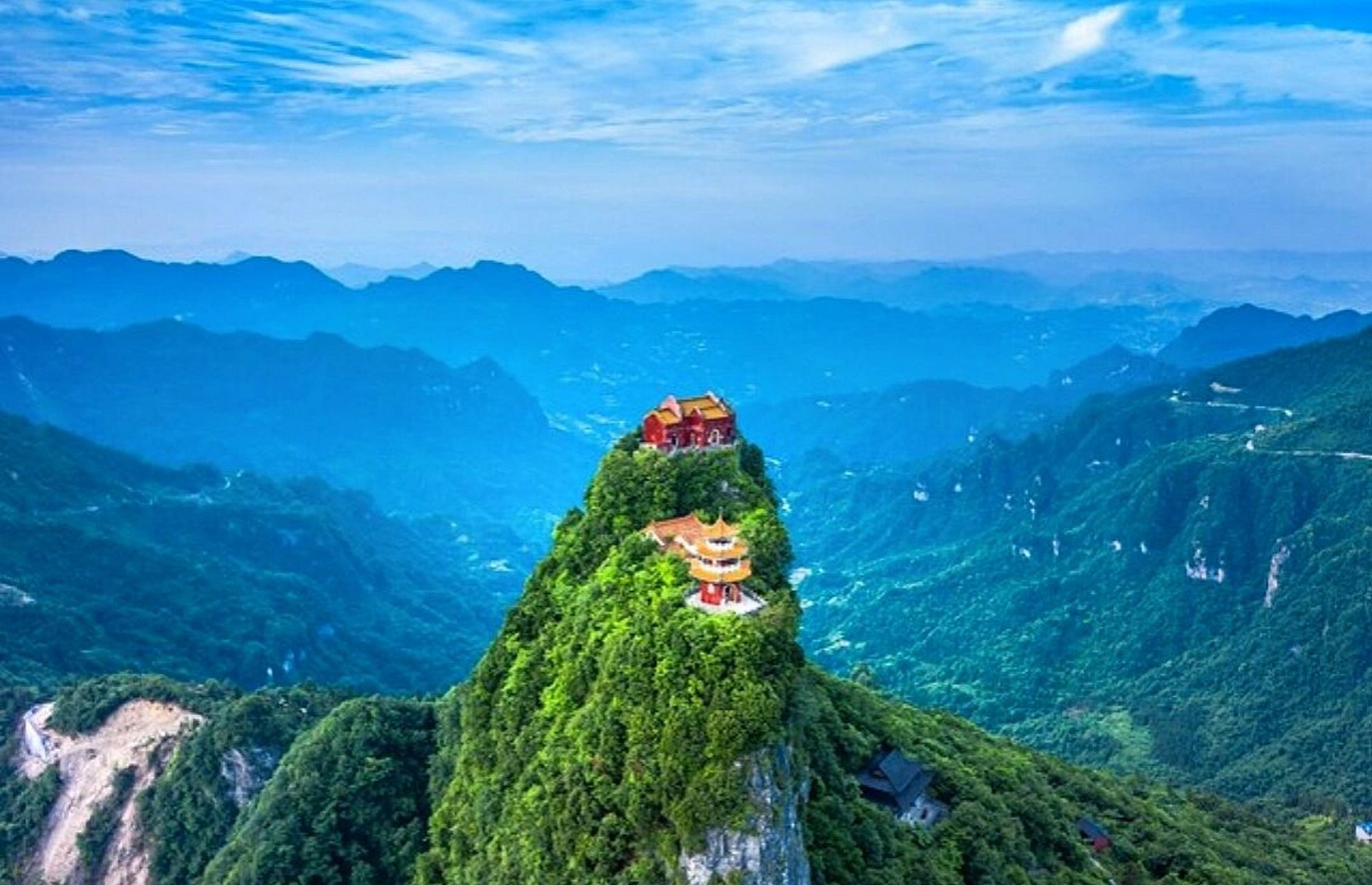 "武当山"          	 91 武当山又名太和山,位于湖北省西北部十堰市