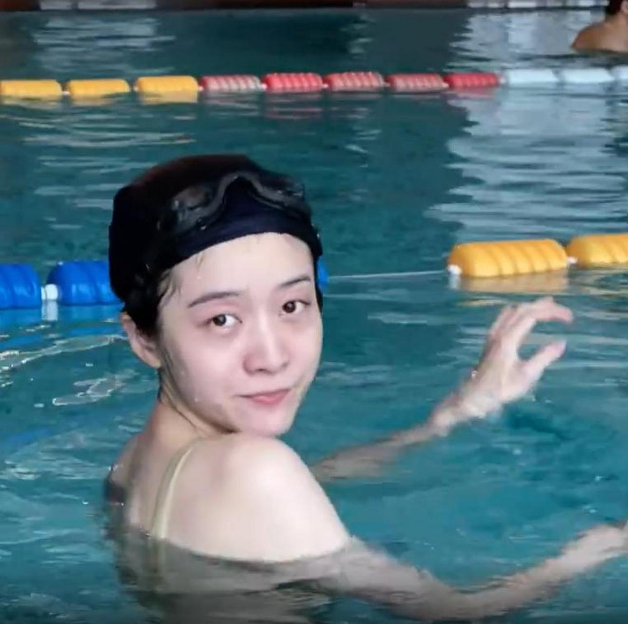 作为一个女艺人,张雪迎不止身材好,皮肤也保养的很不错,在镜头中看