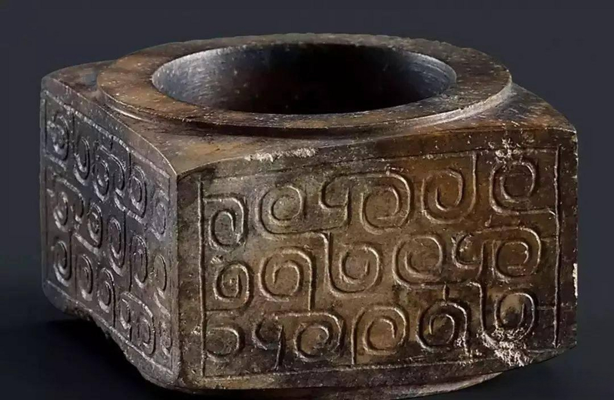 古玉#春秋早期的云纹玉琮,这个太稀罕了.玉从到战国就绝迹了.