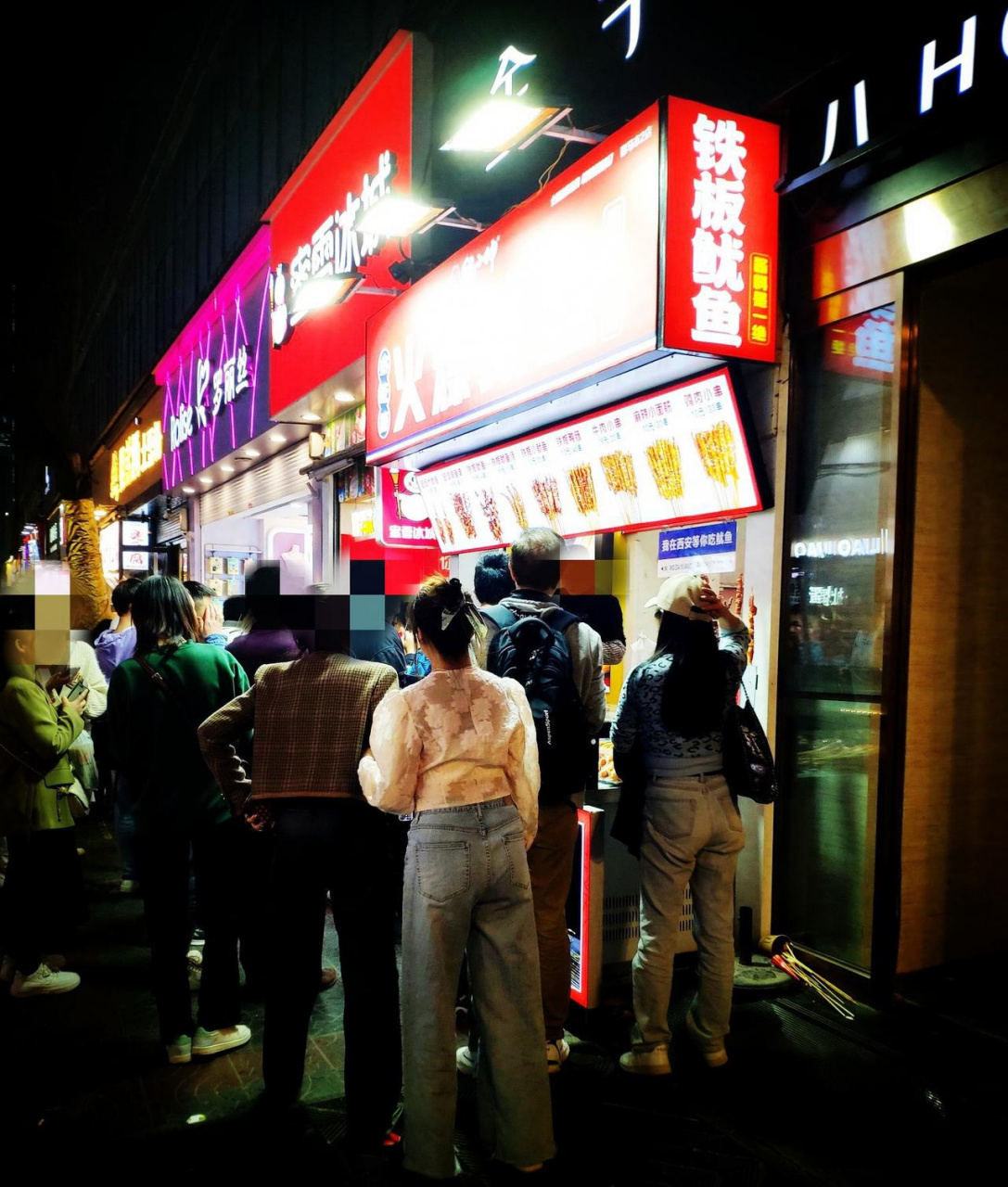 夜晚的骡马市小吃街实拍,不管是档口还是店面几乎家家爆满,来逛街的