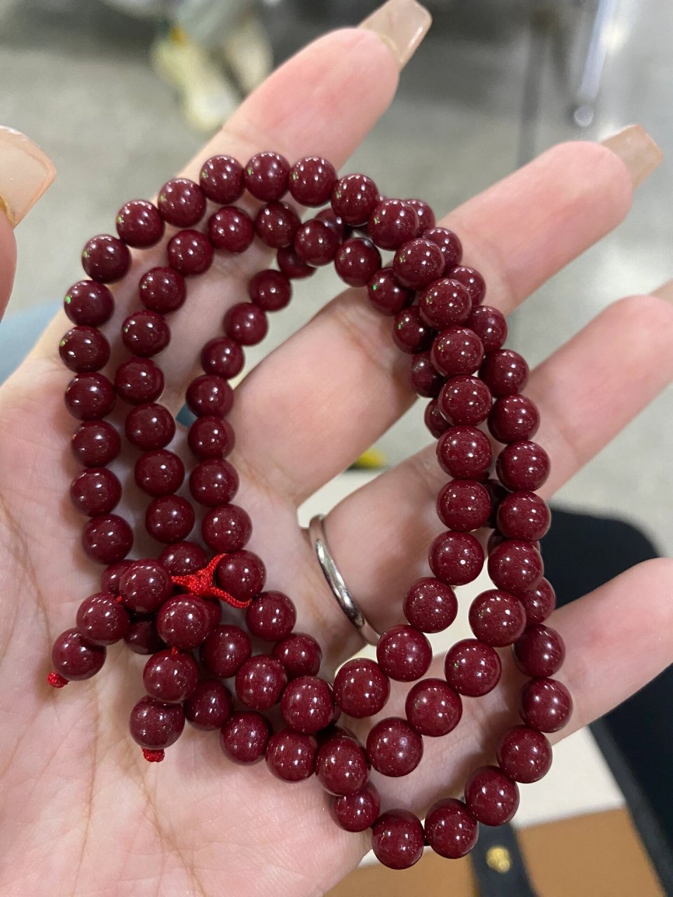 在湖南张家界土司城旅游买的一串朱砂,是紫砂的.