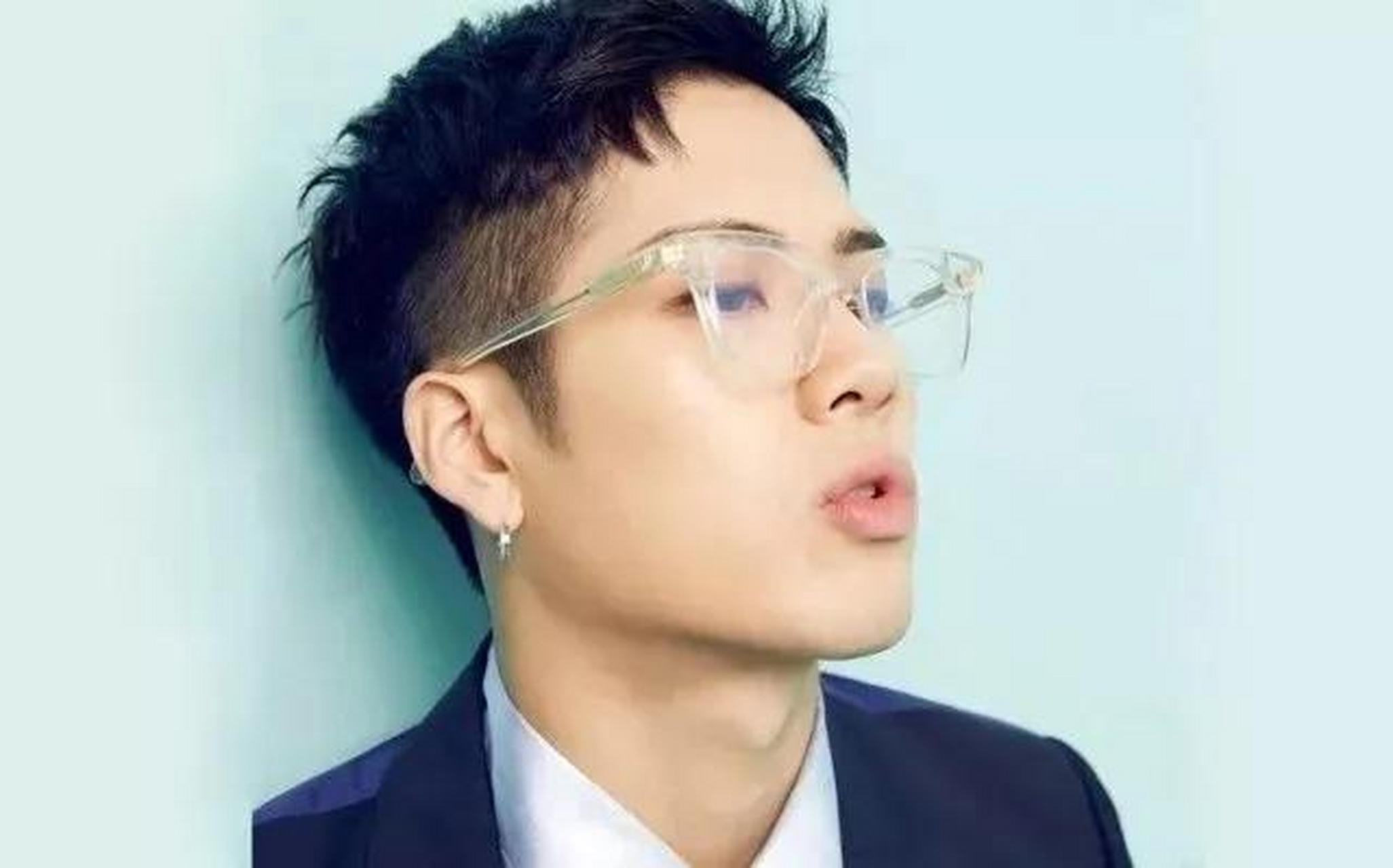 王嘉尔亮相婚礼,为新人献上最美好的祝福.