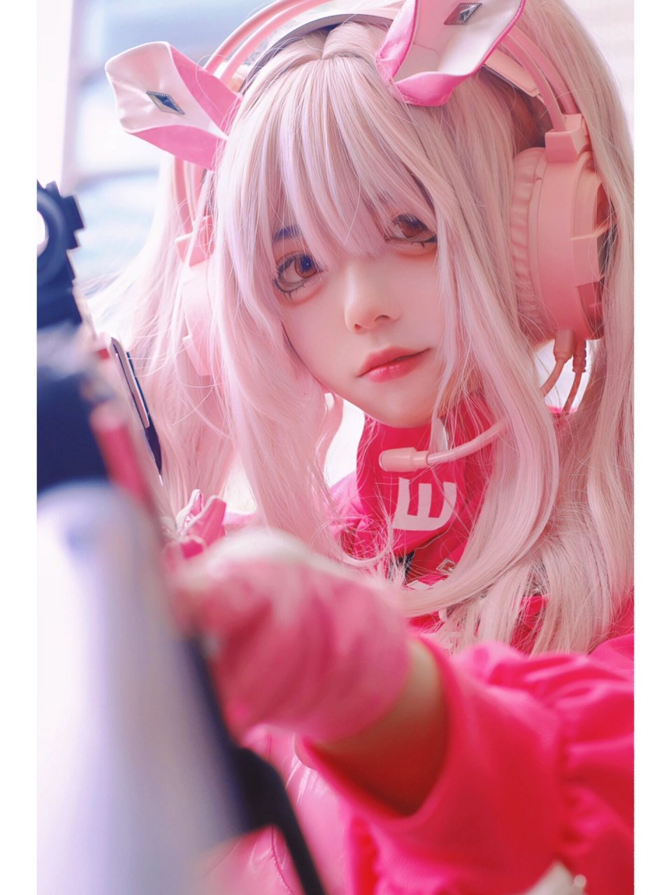 nikke:胜利女神 爱丽丝cos|谁能拒绝粉色胶衣小兔子呢! 模特:阿妖