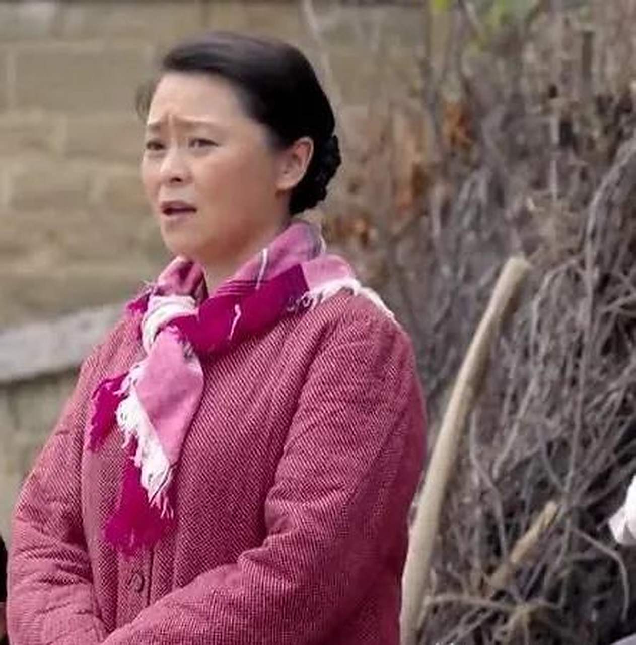 在《平凡的世界》中,寡妇王彩娥勾搭孙玉亭,被她的侄子金福和金强堵在