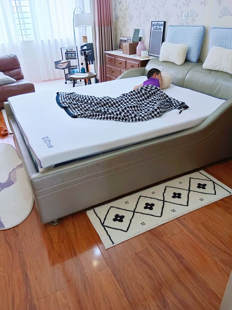 7895最近雨水很多,家里的床垫感觉像吸了水一样的更软了,一觉醒来