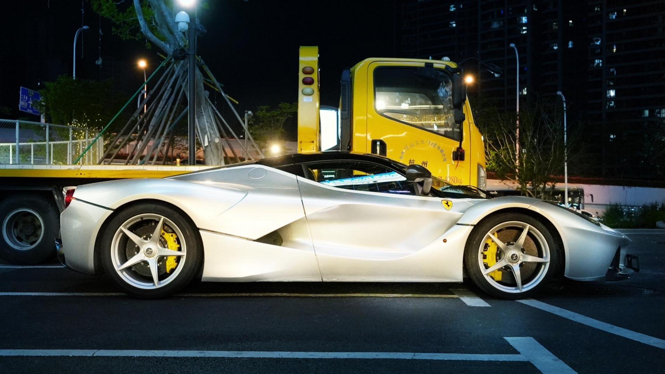 小小酷带着落地3000万的法拉利来武汉了 武汉大学 江汉路 花园道都围
