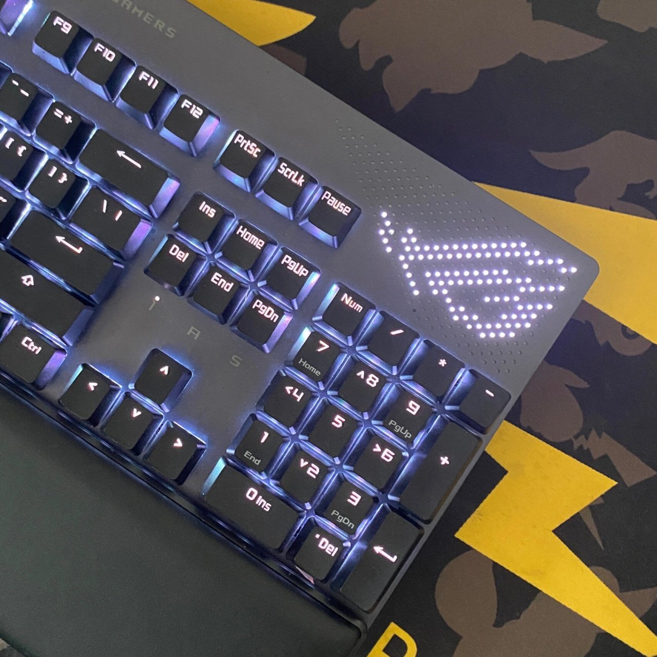 让男友哇塞的生日礼物—rog耀光2幻机械键盘 男朋友无法拒绝的礼物