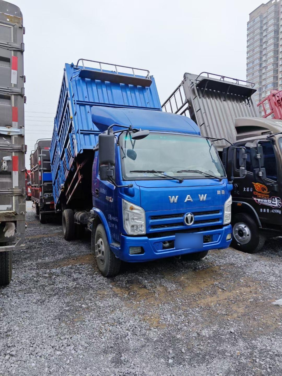 新到18年59715奥驰x3原车高栏自卸,车已审到明年,8档高低速,潍柴