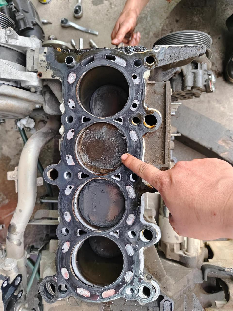 本田雅阁发动机爆缸,大修