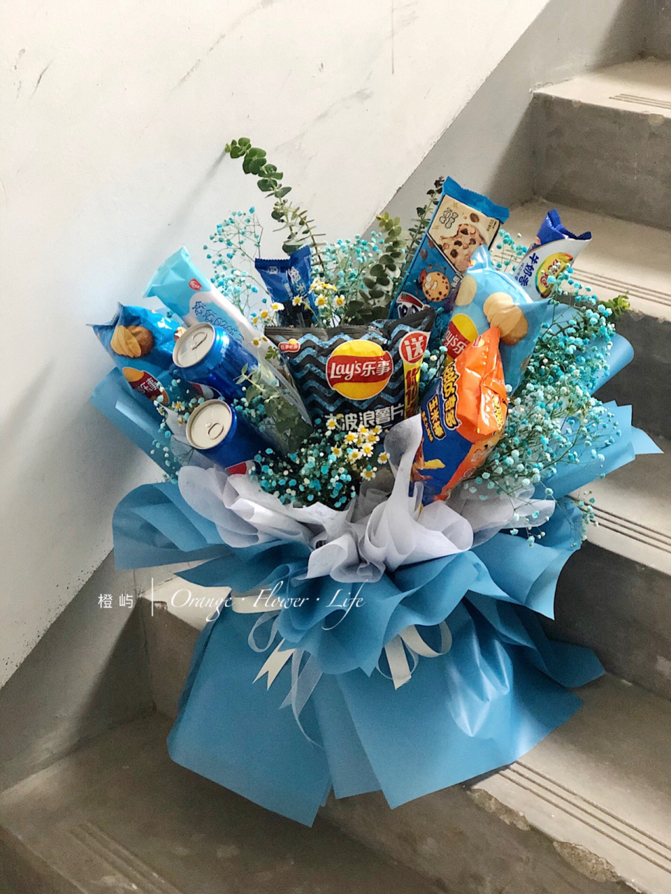 蓝色系零食花束 | 男孩子也要拥有零食鲜花 客订送给男孩子的零食花束