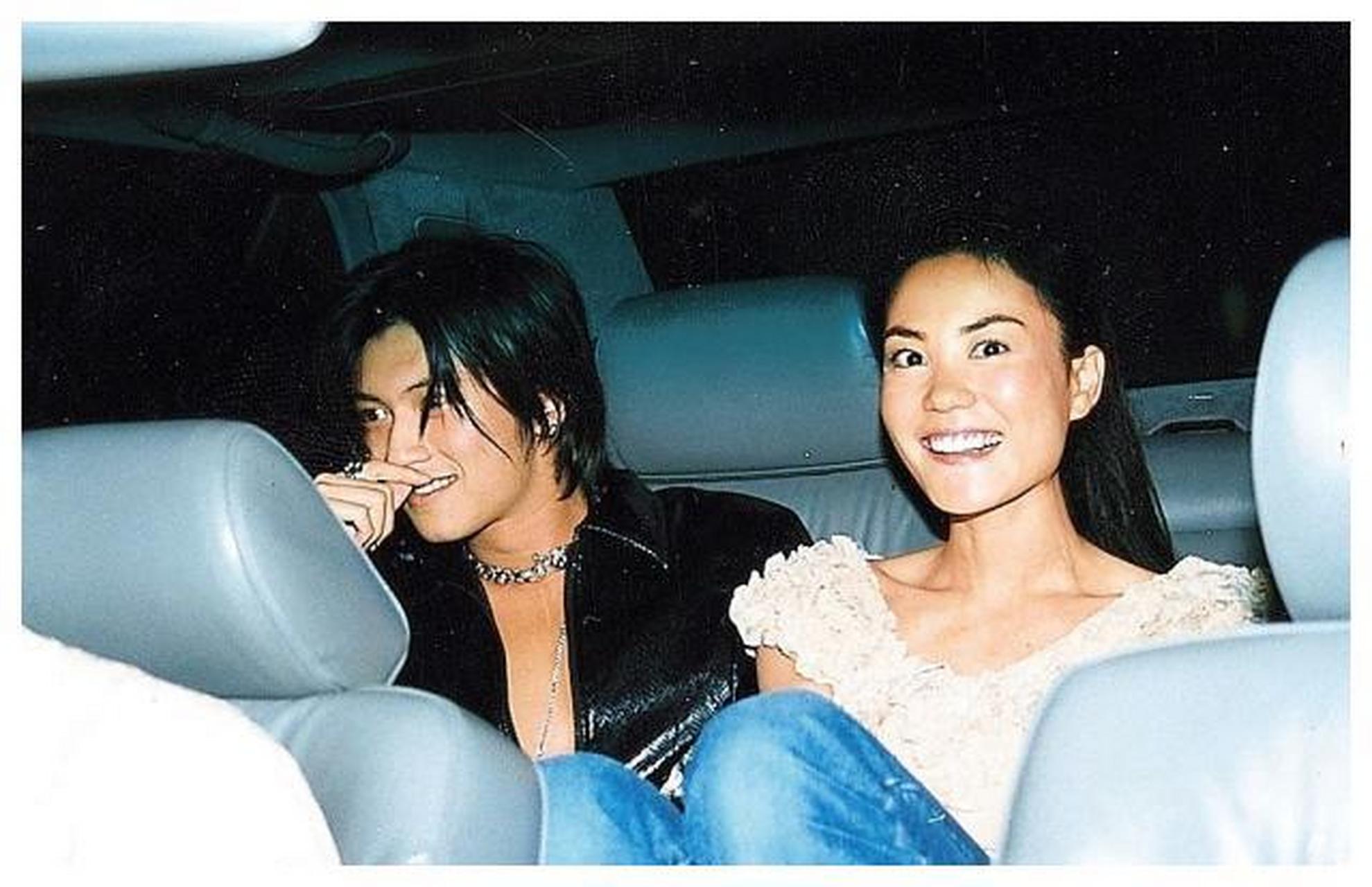 一次,赵薇和谢霆锋喝酒,借着酒劲,她问谢霆锋:"王菲到底哪里比不上张