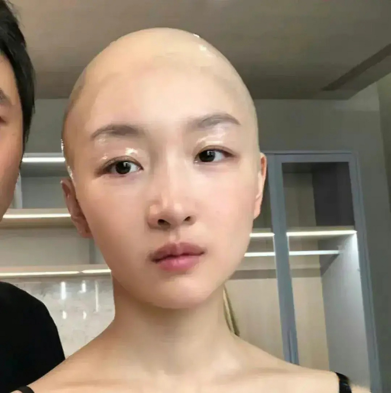 周冬雨的光头造型比她的日常还好看[捂脸]