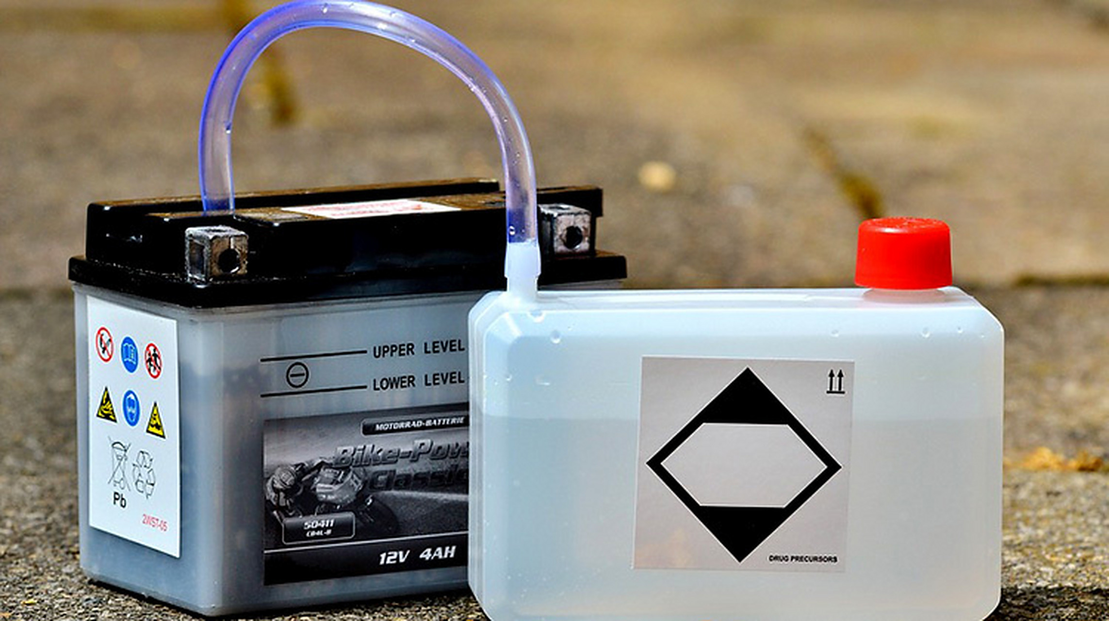 锌空气电池是以空气中的氧气为正极活性物质,金属锌为负极活性物值哪