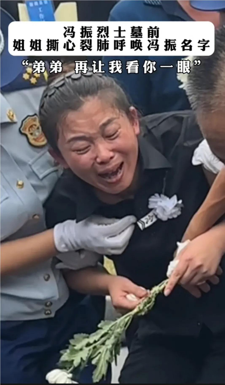 当石碑盖上的那一刻,姐姐的悲痛再也无法抑制.