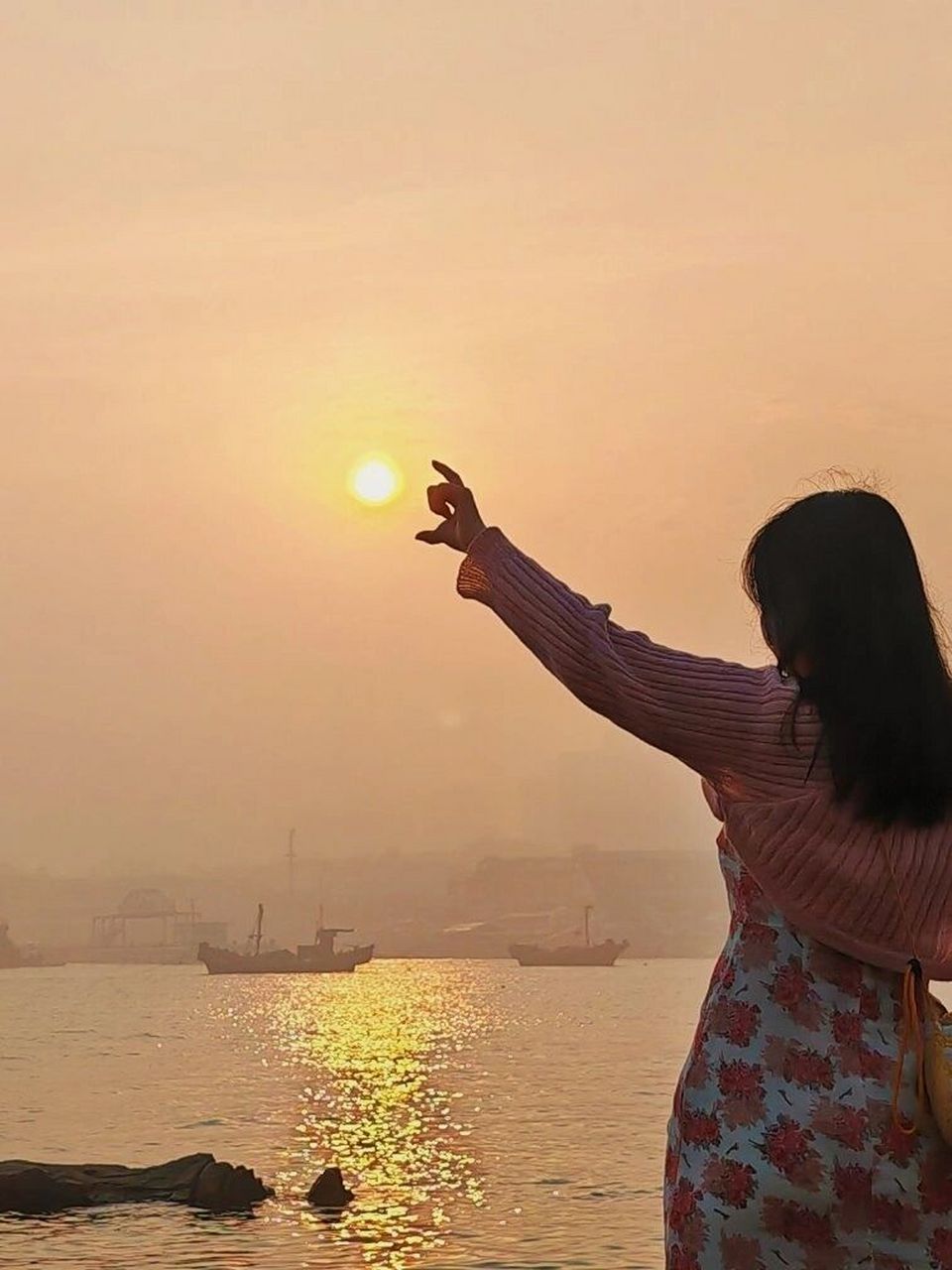 云看日落ing #日落# #沙滩# #海边# #背影