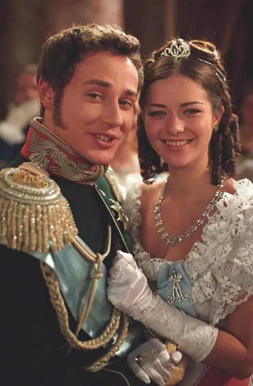 2003年俄罗斯电视剧《情迷彼得堡》,女演员玛丽娜·亚历山德洛娃在剧