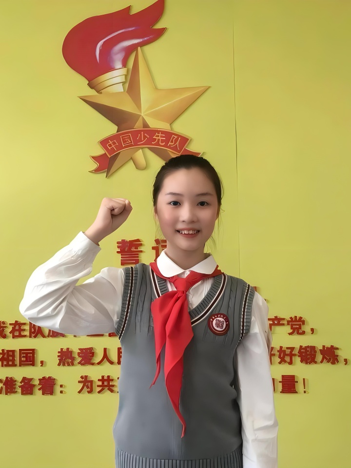 宣誓举手正确姿势图片 1,宣誓时,应该双腿并拢绷直,两脚后跟靠紧,挺胸