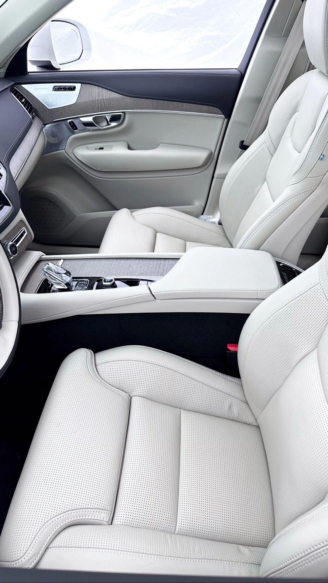 沃尔沃xc90t8灵魂米白色内饰.