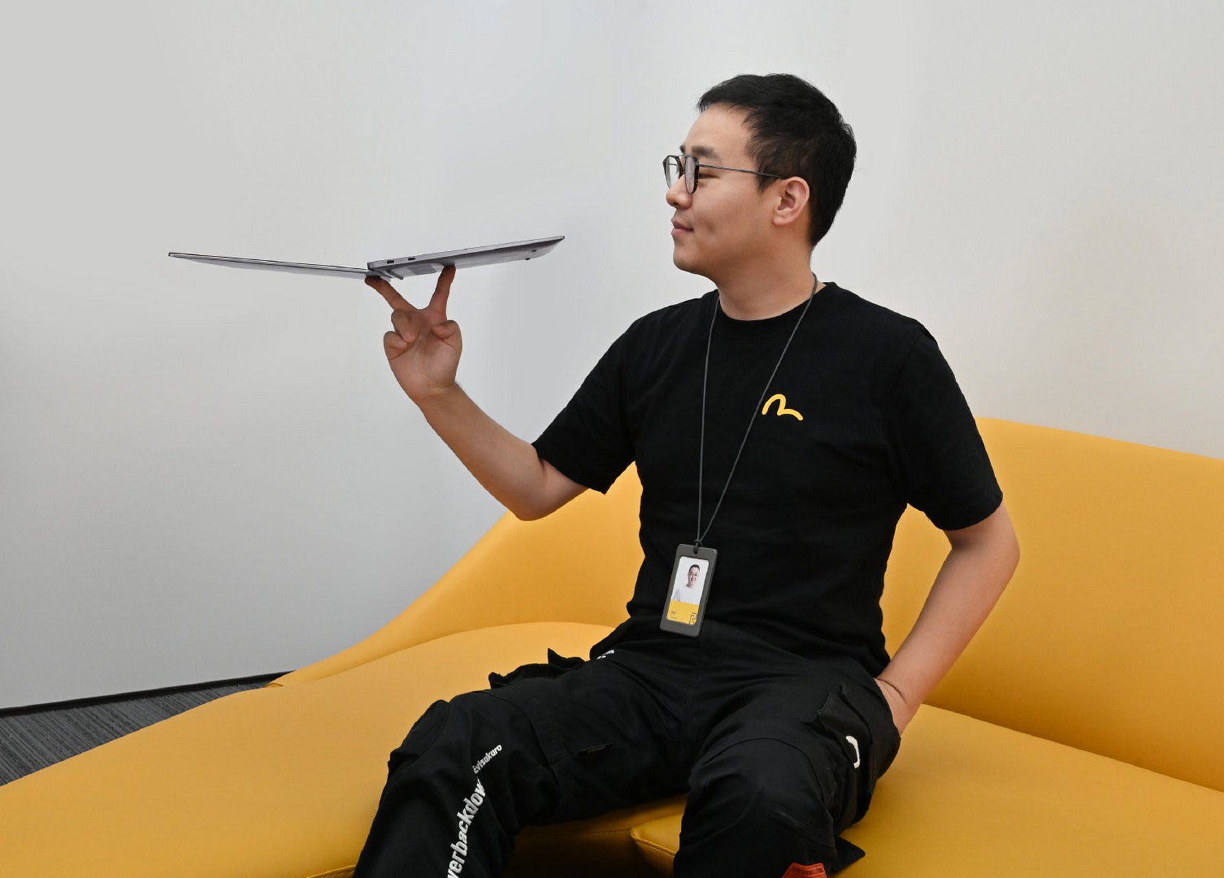 起子哥晒出自己两指拿起realme book的图片,看来这