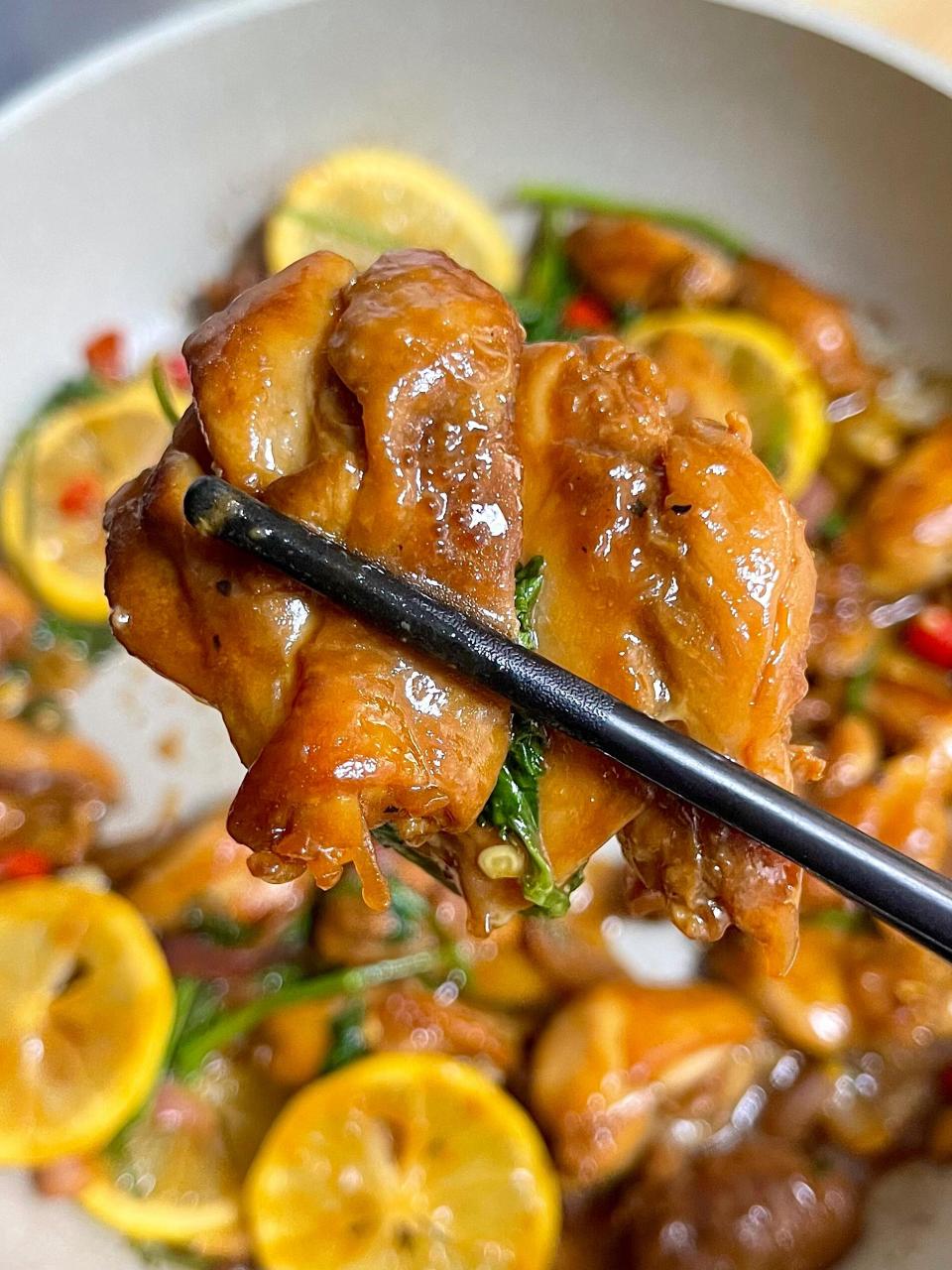 鲜嫩多汁的鸡腿肉夹杂着柠檬的清香 简直清新爽口!