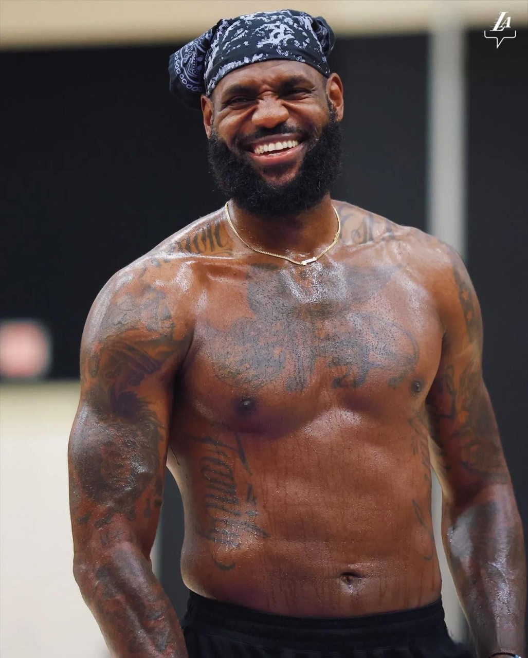 湖人晒詹姆斯训练照  在健身房  阿克伦king詹姆斯