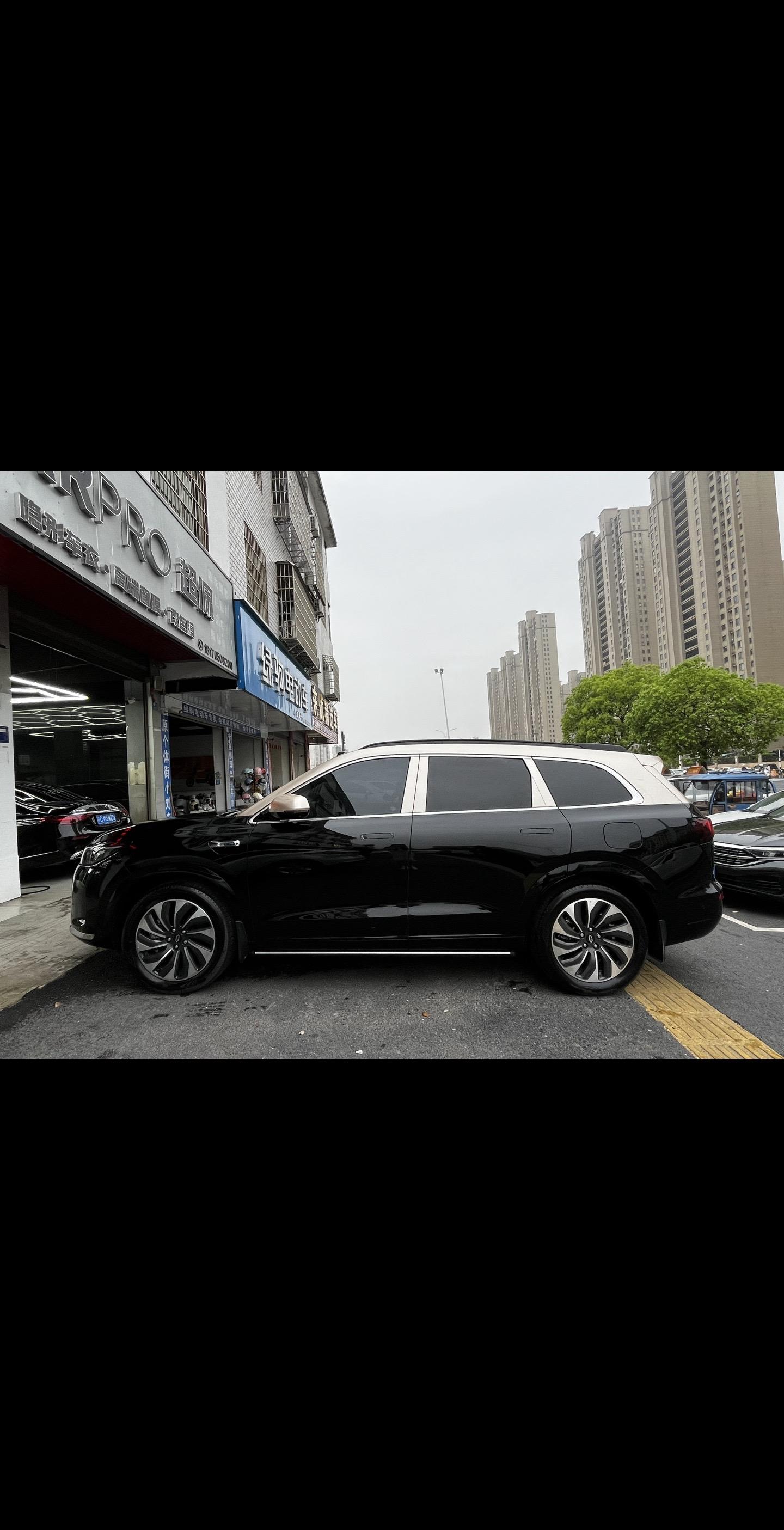 豪车专属配色,双拼改色,黑金碰撞,对比鲜明,强烈的视觉冲击,震慑眼球