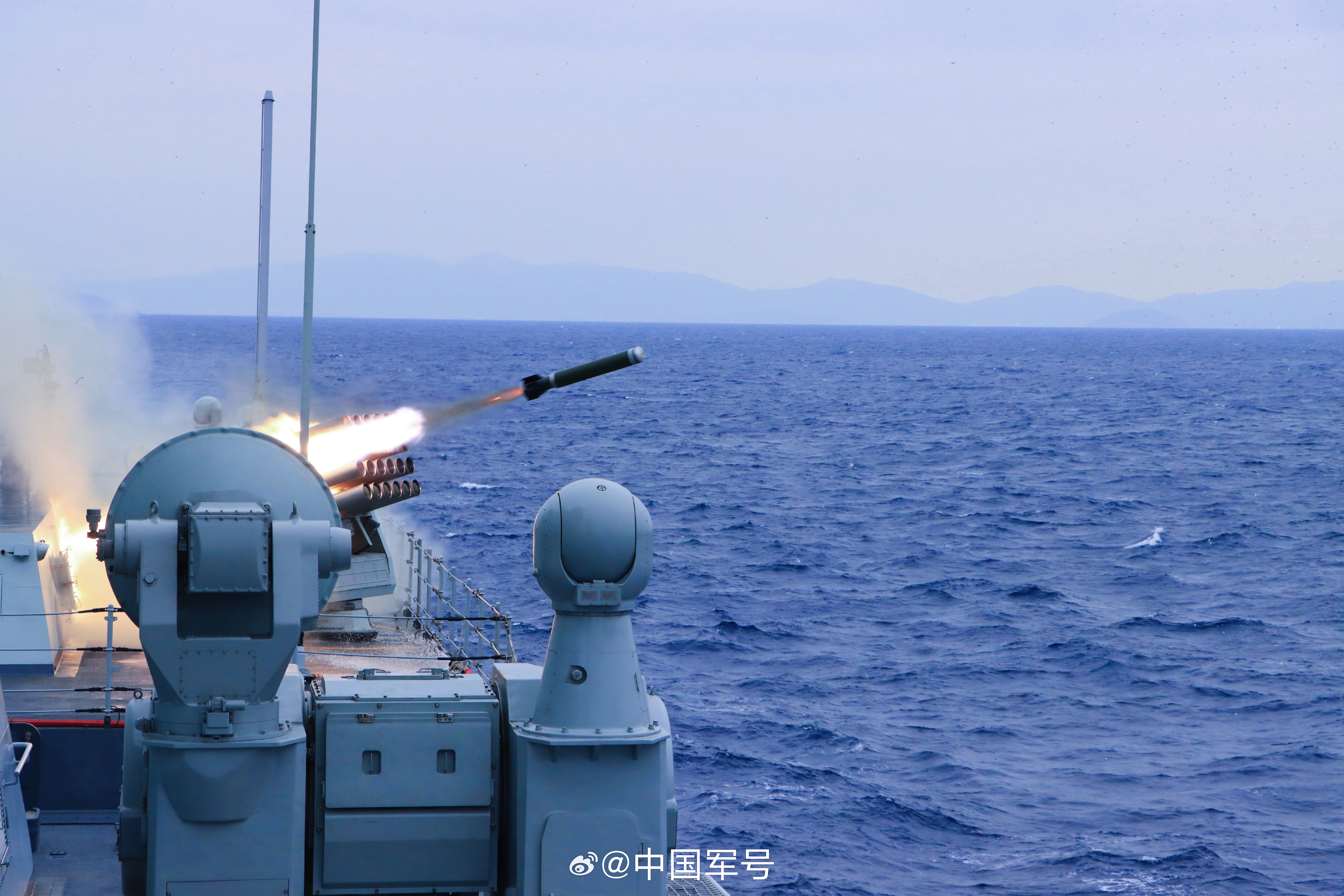 看#海军护卫舰实弹射击现场#】近日,南海舰队某护卫舰支队组织舰艇