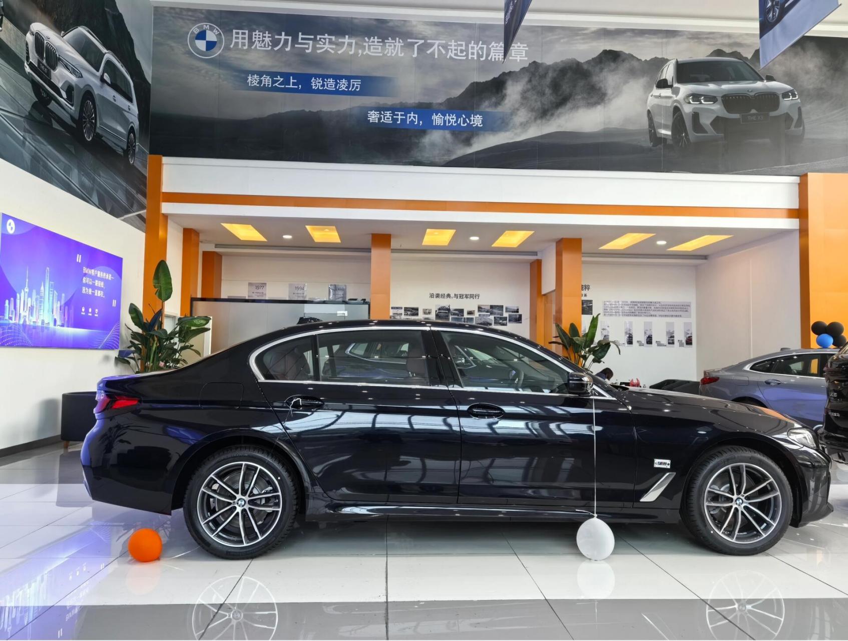 宝马5系525lim运动 第七代宝马5系 525lim运动 碳黑火山红 23款宝马五