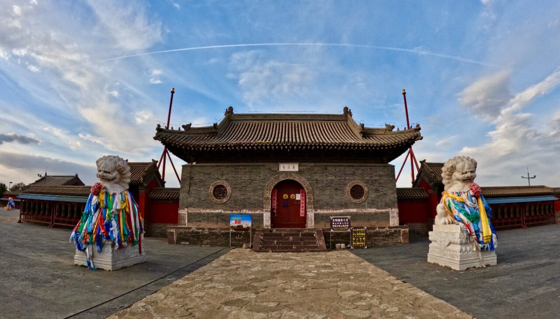 康熙钦定仿造北京故宫建的汇宗寺 自驾环游中国之内蒙古多伦县 	 从