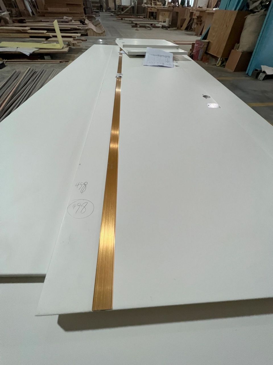 柜门装拉直器究竟有没有用,工厂一线告诉你 在我们生产柜门的过程中