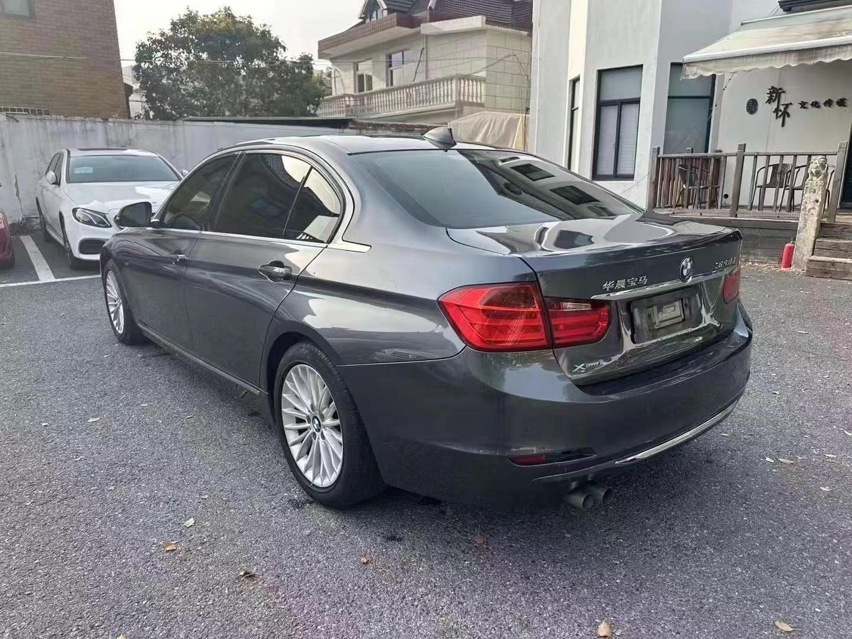 15年12月上牌宝马328li豪华设计套装四驱顶配,新车指导价48.