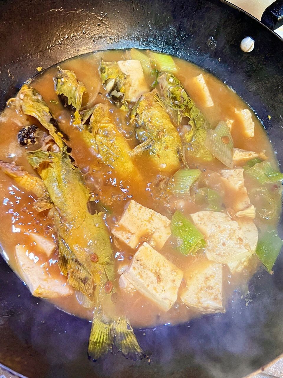 食材:嘎鱼,豆腐,葱姜蒜,黄豆酱,生抽,花椒,八角 做法:嘎鱼洗净沥干