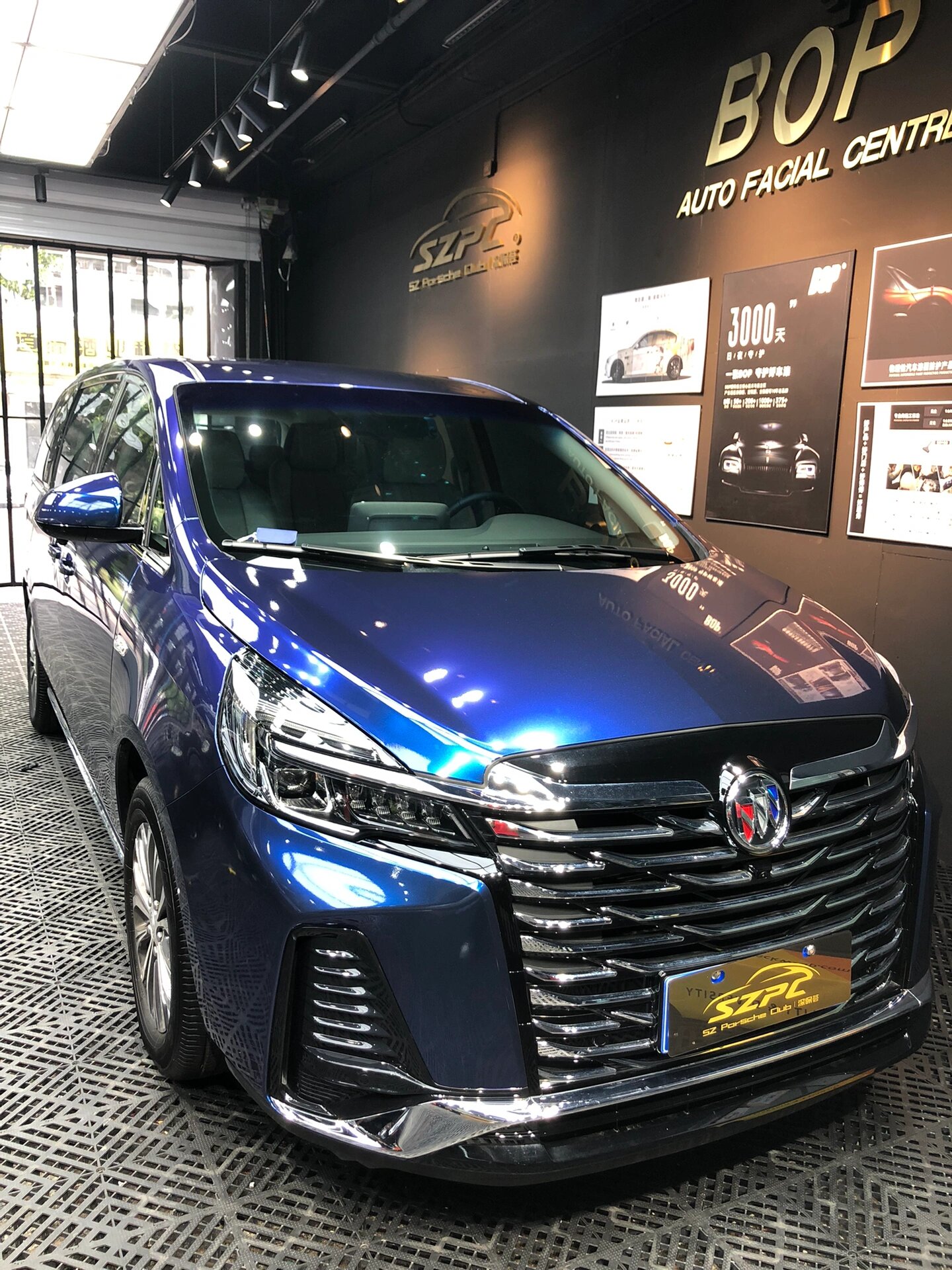 别克gl8丨改色案例  这个车型贴改色还是极少遇到的呢 别说 贴出来还