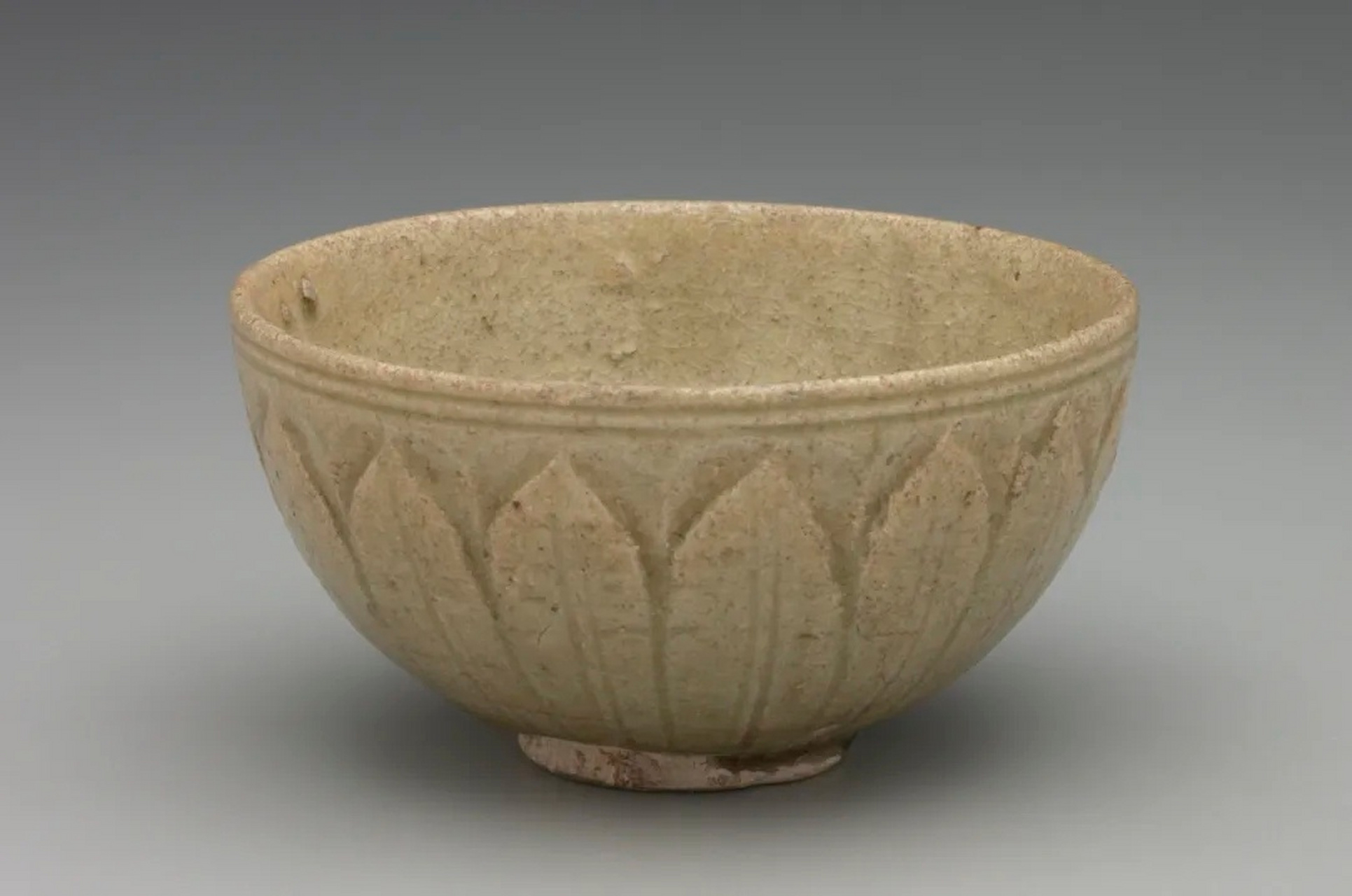 南朝0202岳州窑青釉刻莲纹碗  耶鲁大学博物馆